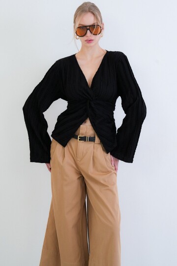 V Yaka Burgu Detaylı Fırfır Kumaş Bluz