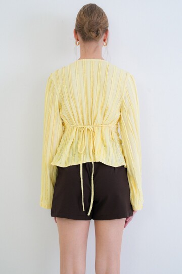 V Yaka Burgu Detaylı Fırfır Kumaş Bluz