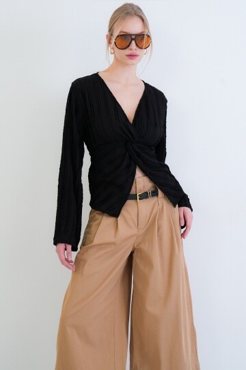 V Yaka Burgu Detaylı Fırfır Kumaş Bluz