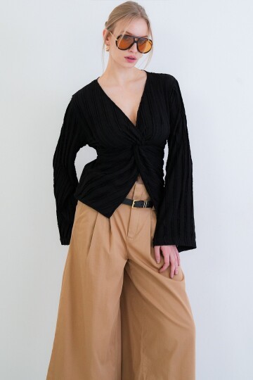 V Yaka Burgu Detaylı Fırfır Kumaş Bluz