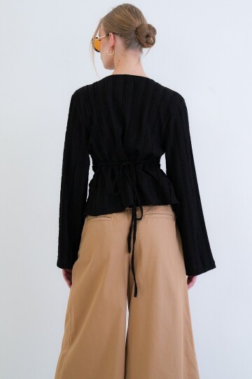 V Yaka Burgu Detaylı Fırfır Kumaş Bluz