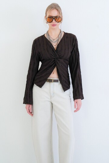 V Yaka Burgu Detaylı Fırfır Kumaş Bluz