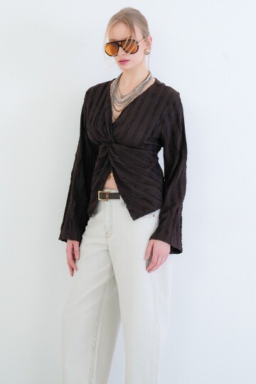 V Yaka Burgu Detaylı Fırfır Kumaş Bluz