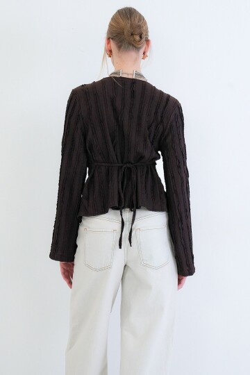 V Yaka Burgu Detaylı Fırfır Kumaş Bluz