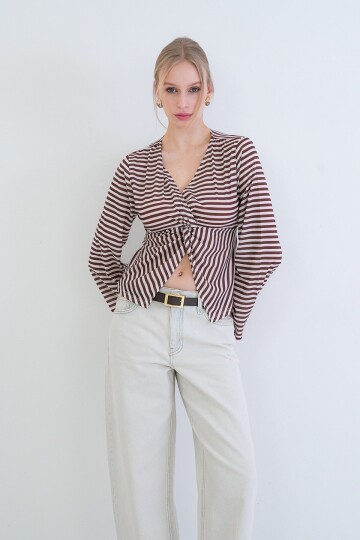 V Yaka Burgu Ve Yırtmaç Detaylı Pamuklu Bluz