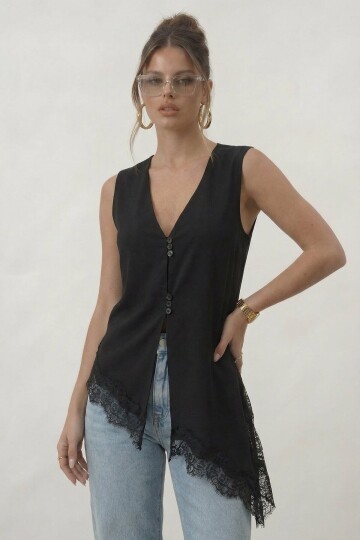 V Yaka Dantel Detaylı Asimetrik Yelek