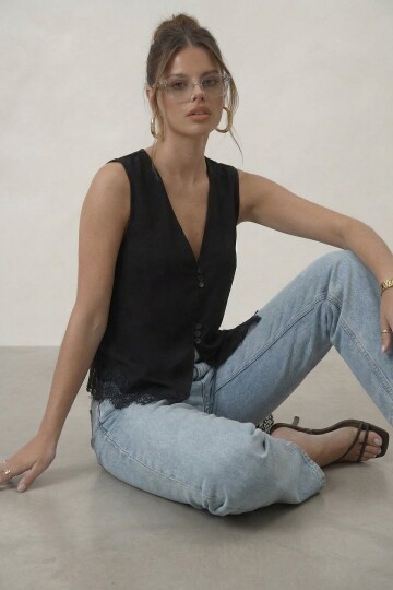 V Yaka Dantel Detaylı Asimetrik Yelek