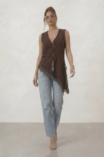 V Yaka Dantel Detaylı Asimetrik Yelek