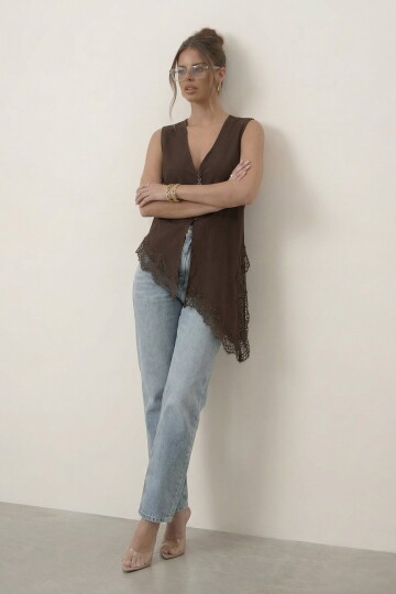 V Yaka Dantel Detaylı Asimetrik Yelek