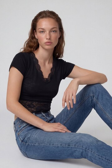 V Yaka Dantel Detaylı Crop Bluz
