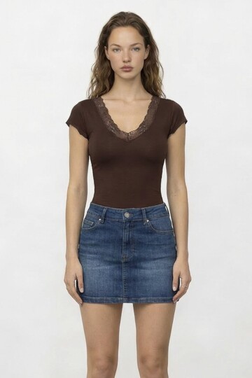V Yaka Dantel Detaylı Kısa Kol Bluz