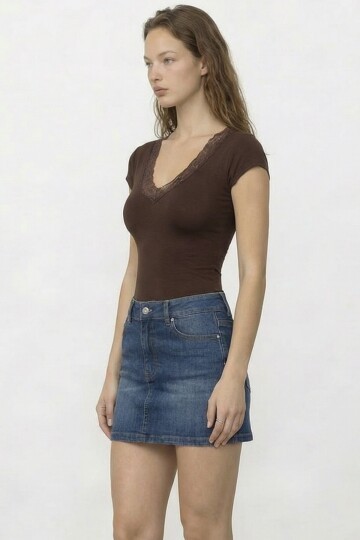 V Yaka Dantel Detaylı Kısa Kol Bluz