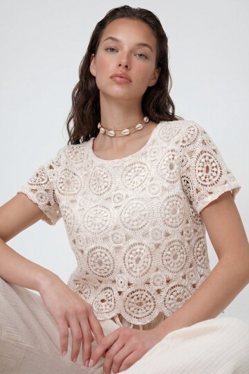 Bisiklet Yaka Delik Ajurlu İçi Astarlı Motif İşlemeli Crop Bluz