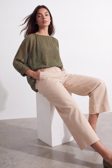 KAYIK YAKA PELERİN KESİMLİ DÖKÜMLÜ MANŞETLİ ŞİFON BLUZ