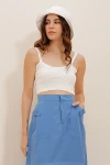 Beyaz Askılı Öpücük Yaka Crop Triko Bluz