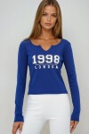 Lacivert Yırtmaç Yaka Yazı Baskılı Crop Bluz