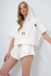 Beyaz Kapüşonlu Crop Sweatshirt Ve Şortlu Takım