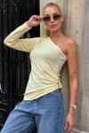 Tereyağı Sarısı Aksesuar Detaylı Asimetrik Kesim Tek Omuz Bluz
